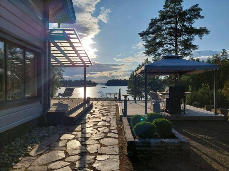 Ferienhaus Villa Mustalahti am See mit privatem Strand und Sauna — Am Meer